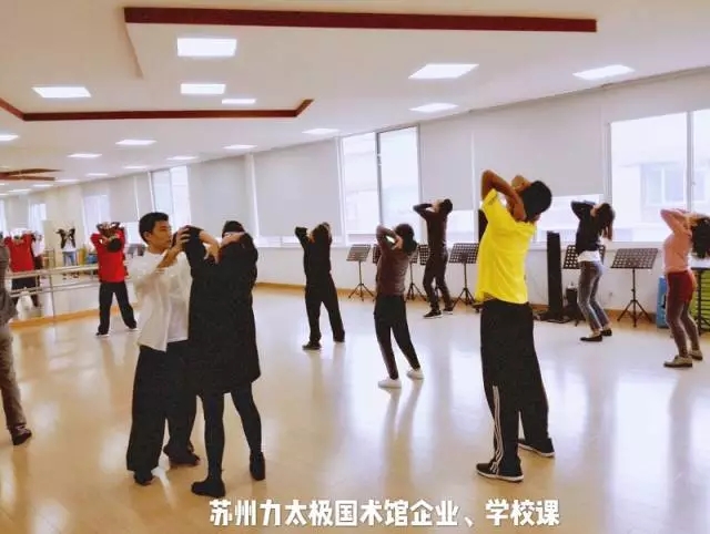 老師指導學員的動作