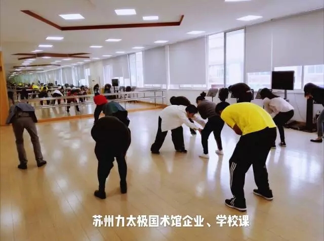 學員動作不規(guī)范，老師去指導