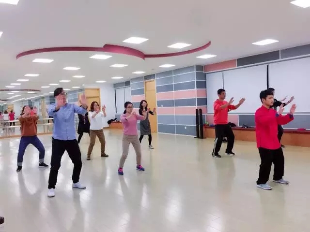 金雞湖學(xué)校聘請(qǐng)力太極國(guó)術(shù)館擔(dān)任太極拳教學(xué)指導(dǎo)單位